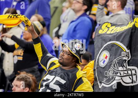 Indianapolis, Indiana, États-Unis. 28th novembre 2022. Un fan des Pittsburgh Steelers fait passer sa terrible serviette pendant le match entre les Pittsburgh Steelers et les Indianapolis Colts au Lucas Oil Stadium, Indianapolis, Indiana. (Image de crédit : © Scott Stuart/ZUMA Press Wire) Banque D'Images