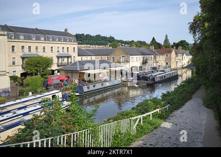 Bains de bateaux à rames sur le canal à Bath Angleterre Banque D'Images