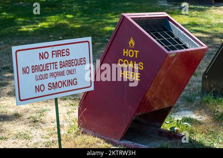 Bac d'élimination des charbons chauds au parc régional de l'île Deas, à Delta, en Colombie-Britannique, Canada Banque D'Images