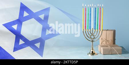 Collage du drapeau israélien avec la menorah et cadeaux pour Hanoukkah Banque D'Images