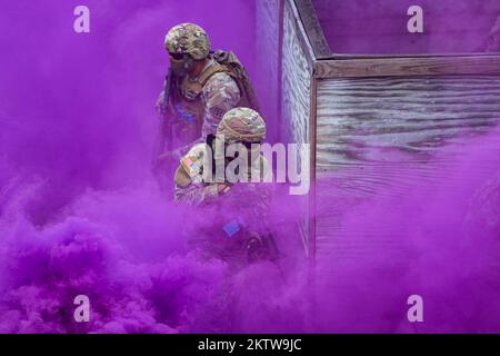 Eastover, Caroline du Sud, États-Unis. 16th novembre 2022. Le 218th Regional Training Institute, de la Garde nationale de Caroline du Sud, organise le cours de reclassement des ingénieurs de combat de 12B au centre de formation McCrady à Eastover, en Caroline du Sud. La classe est composée de soldats de la Garde nationale de plusieurs États et se déroule du 5 au 19 novembre 2022. Tout au long du cours, les soldats apprennent par des cours en classe et une formation pratique portant sur le braconnage, les mines et les dispositifs de tir, la réaction aux dangers explosifs, la construction de systèmes de démolition, l'exécution d'opérations militaires sur le ter urbanisé Banque D'Images