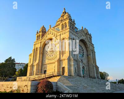 Église gothique au soleil du soir, colline de Santa Luiza, Viano do Castelo, Portugal Banque D'Images