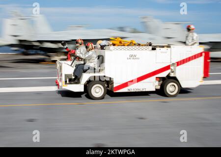 Océan Atlantique. 23rd novembre 2022. Les marins affectés au premier transporteur aérien de la catégorie USS Gerald R. Ford (CVN 78), exploitent un tracteur de récupération et d'accident sur le pont de vol, en novembre. 23, 2022. Le groupe de grève des transporteurs Gerald R. Ford est déployé dans l'océan Atlantique, menant des activités d'entraînement et des opérations aux côtés des alliés et partenaires de l'OTAN afin d'améliorer l'intégration pour les opérations futures et de faire la démonstration des États-Unis L'engagement de la Marine à l'égard d'une région de l'Atlantique pacifique, stable et exempte de conflits. Crédit : États-Unis Marine/ZUMA Press Wire Service/ZUMAPRESS.com/Alamy Live News Banque D'Images