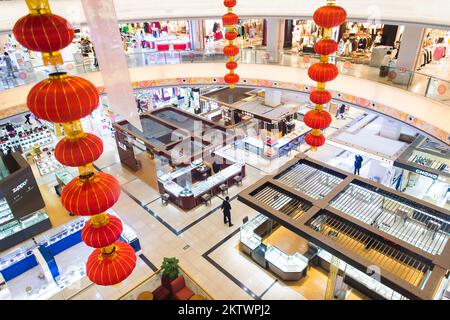 SHENZHEN, CHINE - JANVIER 19: Centre commercial intérieur à Shenzhen sur 19 janvier 2015. Shenzhen est considéré comme l'un des Economi spéciaux les plus réussis Banque D'Images