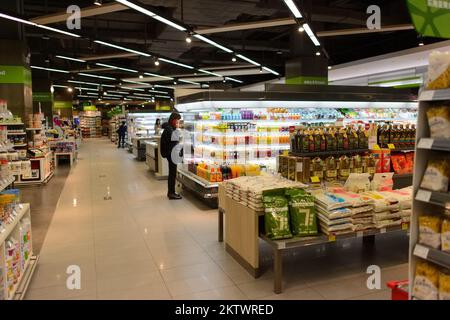 SHENZHEN, CHINE - 22 JANVIER 2015: Intérieur de supermarché à Shenzhen. Shenzhen est considéré comme l'une des zones économiques spéciales les plus réussies. Banque D'Images