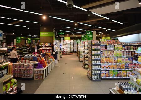 SHENZHEN, CHINE - 22 JANVIER 2015: Intérieur de supermarché à Shenzhen. Shenzhen est considéré comme l'une des zones économiques spéciales les plus réussies. Banque D'Images