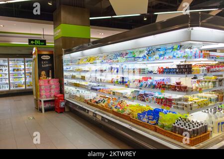 SHENZHEN, CHINE - 22 JANVIER 2015: Intérieur de supermarché à Shenzhen. Shenzhen est considéré comme l'une des zones économiques spéciales les plus réussies. Banque D'Images