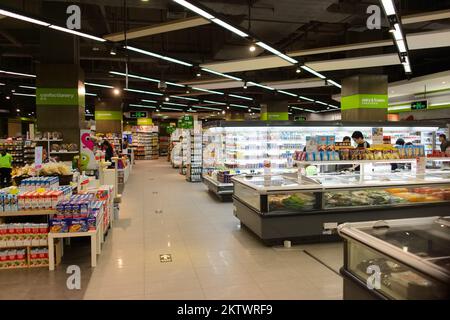 SHENZHEN, CHINE - 22 JANVIER 2015: Intérieur de supermarché à Shenzhen. Shenzhen est considéré comme l'une des zones économiques spéciales les plus réussies. Banque D'Images