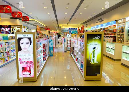 HONG KONG, CHINE - février 04, 2015 : : centre commercial intérieur. À Hong Kong un large choix de vêtements, des boutiques de designers, restaur Banque D'Images