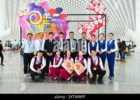 SHENZHEN, CHINE - 16 FÉVRIER 2015 : les membres d'équipage de China Southern Airlines se posent à l'aéroport. China Southern Airlines Company Limited est une compagnie aérienne hea Banque D'Images