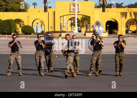 San Diego, Californie, États-Unis. 17th novembre 2022. ÉTATS-UNIS Les Marines avec le groupe Marine corps San Diego jouent pour une foule lors d'une course de motivation (moto) au Marine corps Recruit Depot (MCRD) San Diego, novembre. 17, 2022. La course de moto est la dernière formation physique conduite de Marines pendant qu'à MCRD San Diego. Crédit : États-Unis Marines/ZUMA Press Wire Service/ZUMAPRESS.com/Alamy Live News Banque D'Images