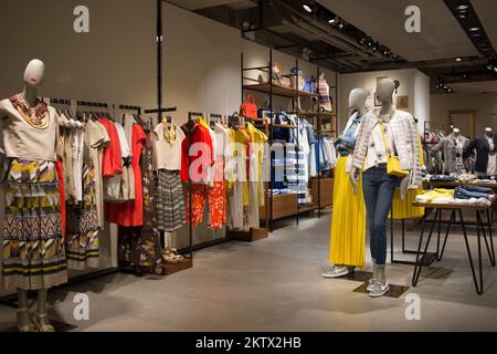 HONG KONG - 17 AVRIL 2015 : intérieur du New Town Plaza. New Town Plaza est un centre commercial dans le centre-ville de Sha Tin à Hong Kong. Développé par Sun Hu Banque D'Images