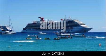 Cabo San Lucas, Mexique - 7 novembre 2022 - la vue du bateau de croisière et des petits bateaux sur la baie Banque D'Images