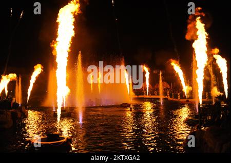 HONG KONG - 11 NOVEMBRE : spectacle d'incendie sur 11 novembre 2011. Ocean Park Hong Kong, communément appelé Ocean Park, est un parc de mammifères marins, un oceanarium, un animal TH Banque D'Images