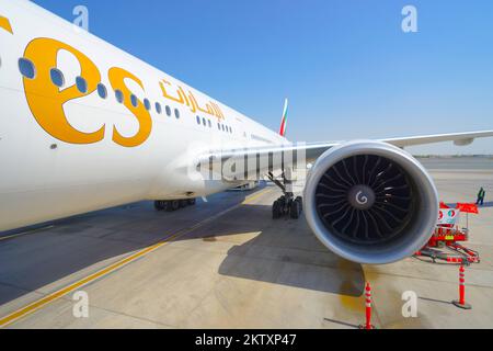 DUBAÏ - SEPTEMBRE 27 : Emirates Boeing-777 à l'aéroport de Dubaï. Emirates est l'un des deux transporteurs de pavillon des Émirats arabes Unis avec Etihad Airways Banque D'Images