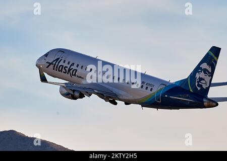 Palm Springs, Californie, États-Unis. 25th novembre 2022. Alaska Airlines au départ de Palm Springs pendant le week-end de Thanksgiving. (Image de crédit : © Ian L. Sitren/ZUMA Press Wire) Banque D'Images