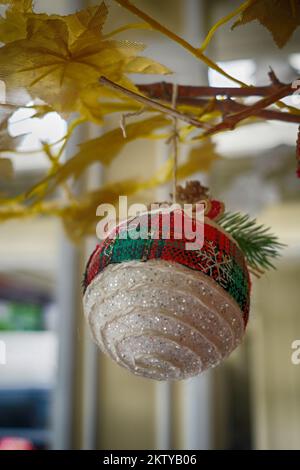 Boule de Noël accrochée sur l'arbre de près. Banque D'Images