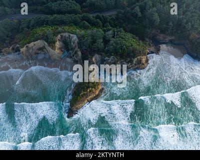 L'océan Pacifique froid se lave contre la côte sauvage du nord de l'Oregon. Ce Nord-Ouest du Pacifique est connu pour ses paysages spectaculaires en plein air. Banque D'Images