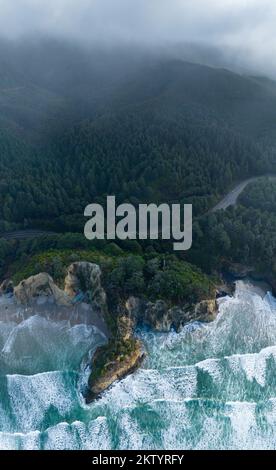 L'océan Pacifique froid se lave contre la côte sauvage du nord de l'Oregon. Ce Nord-Ouest du Pacifique est connu pour ses paysages spectaculaires en plein air. Banque D'Images