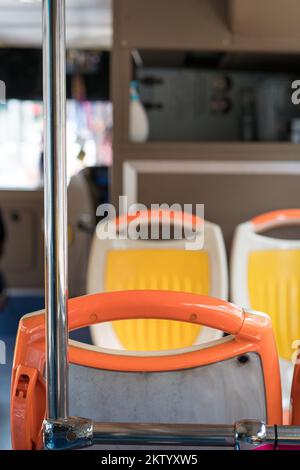 Intérieur du bus, accent sélectionné sur le siège. Concept transport, voyage et tourisme. Banque D'Images