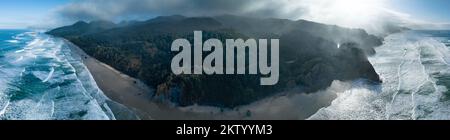 L'océan Pacifique froid se lave contre la côte sauvage du nord de l'Oregon. Ce Nord-Ouest du Pacifique est connu pour ses paysages spectaculaires en plein air. Banque D'Images