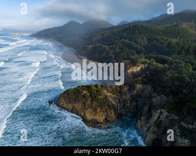 L'océan Pacifique froid se lave contre la côte sauvage du nord de l'Oregon. Ce Nord-Ouest du Pacifique est connu pour ses paysages spectaculaires en plein air. Banque D'Images
