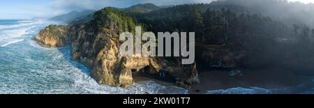 L'océan Pacifique froid se lave contre la côte sauvage du nord de l'Oregon. Ce Nord-Ouest du Pacifique est connu pour ses paysages spectaculaires en plein air. Banque D'Images