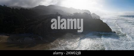L'océan Pacifique froid se lave contre la côte sauvage du nord de l'Oregon. Ce Nord-Ouest du Pacifique est connu pour ses paysages spectaculaires en plein air. Banque D'Images