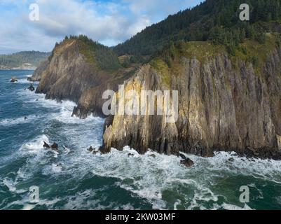 L'océan Pacifique froid se lave contre la côte sauvage du nord de l'Oregon. Ce Nord-Ouest du Pacifique est connu pour ses paysages spectaculaires en plein air. Banque D'Images