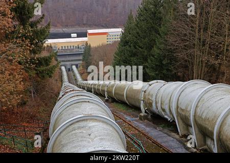 Thale, Allemagne. 29th novembre 2022. À travers ces tuyaux de 3,40 mètres de large, l'eau du bassin supérieur s'écoule dans les turbines de la centrale de stockage à pompage de Wendefurth pour produire de l'électricité. Deux fois 40 mégawatts sont générés ici. La centrale de stockage à pompage de Wendefurth est la seule du genre en Saxe-Anhalt. L'usine est actuellement en mode maintenance et hors service. Credit: Matthias Bein/dpa/ZB/dpa/Alay Live News Banque D'Images