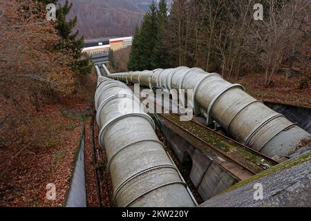 Thale, Allemagne. 29th novembre 2022. À travers ces tuyaux de 3,40 mètres de large, l'eau du bassin supérieur s'écoule dans les turbines de la centrale de stockage à pompage de Wendefurth pour produire de l'électricité. Deux fois 40 mégawatts sont générés ici. La centrale de stockage à pompage de Wendefurth est la seule du genre en Saxe-Anhalt. L'usine est actuellement en mode maintenance et hors service. Credit: Matthias Bein/dpa/ZB/dpa/Alay Live News Banque D'Images