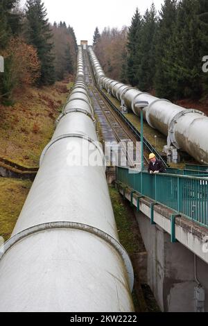 Thale, Allemagne. 29th novembre 2022. À travers ces tuyaux de 3,40 mètres de large, l'eau du bassin supérieur s'écoule dans les turbines de la centrale de stockage à pompage de Wendefurth pour produire de l'électricité. Deux fois 40 mégawatts sont générés ici. La centrale de stockage à pompage de Wendefurth est la seule du genre en Saxe-Anhalt. L'usine est actuellement en mode maintenance et hors service. Credit: Matthias Bein/dpa/ZB/dpa/Alay Live News Banque D'Images