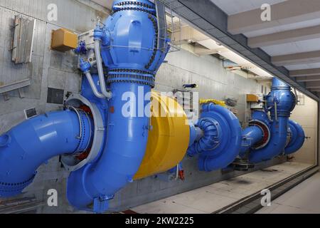 Thale, Allemagne. 29th novembre 2022. Dans la salle des moteurs de la centrale de stockage à pompage de Wendefurth se trouvent les turbines pour produire deux fois 40 mégawatts. La centrale de stockage à pompage de Wendefurth est la seule du genre en Saxe-Anhalt. L'usine est actuellement en mode maintenance et hors service. Credit: Matthias Bein/dpa/ZB/dpa/Alay Live News Banque D'Images