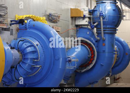 Thale, Allemagne. 29th novembre 2022. Dans la salle des moteurs de la centrale de stockage à pompage de Wendefurth se trouvent les turbines pour produire deux fois 40 mégawatts. La centrale de stockage à pompage de Wendefurth est la seule du genre en Saxe-Anhalt. L'usine est actuellement en mode maintenance et hors service. Credit: Matthias Bein/dpa/ZB/dpa/Alay Live News Banque D'Images