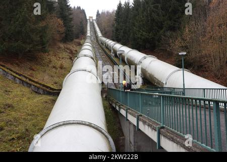 Thale, Allemagne. 29th novembre 2022. À travers ces tuyaux de 3,40 mètres de large, l'eau du bassin supérieur s'écoule dans les turbines de la centrale de stockage à pompage de Wendefurth pour produire de l'électricité. Deux fois 40 mégawatts sont générés ici. La centrale de stockage à pompage de Wendefurth est la seule du genre en Saxe-Anhalt. L'usine est actuellement en mode maintenance et hors service. Credit: Matthias Bein/dpa/ZB/dpa/Alay Live News Banque D'Images