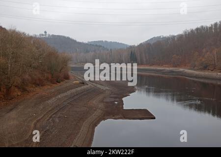 Thale, Allemagne. 29th novembre 2022. Un faible niveau d'eau dans la région du barrage de Wendefurth expose les zones riveraines. Le bassin est abaissé tous les dix ans afin d'effectuer les travaux d'entretien et de nettoyage nécessaires dans la zone du barrage. En cours de baisse du niveau d'eau, des travaux importants pourraient également être effectués sur la sortie d'eau de l'usine de stockage pompée de la société d'énergie Vattenfall. Credit: Matthias Bein/dpa/ZB/dpa/Alay Live News Banque D'Images