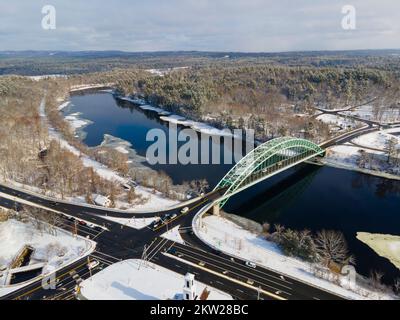 Vue aérienne de la rivière Merrimack et du pont de Tyngsborough en hiver dans le centre-ville de Tyngsborough, Massachusetts, États-Unis. Banque D'Images