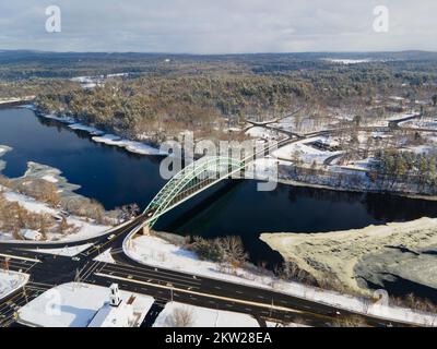 Vue aérienne de la rivière Merrimack et du pont de Tyngsborough en hiver dans le centre-ville de Tyngsborough, Massachusetts, États-Unis. Banque D'Images