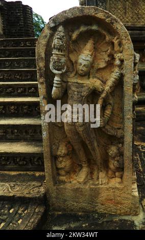 Polonnaruwa est le deuxième royaume de l'ancien Sri Lanka. Le roi Parakramabahu 4 a développé de nombreux wewas et temples et a établi la subsistance du pays. La maison d'images Polonnaruwa Lankathilaka est une maison d'images de Bouddha monolithique également construite par le roi Parakramabahu en briques et les murs extérieurs sont couverts de dessins et sculptures élaborés. L'époque dorée fut ruinée par le roi Maga en envahissant et détruisant les temples et les sanctuaires du royaume. Polonnaruwa, Sri Lanka. Banque D'Images