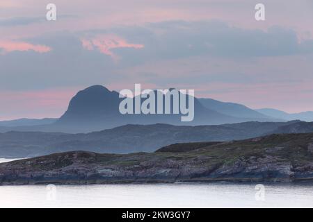 Suilven vue de l'autre côté de la baie d'Enard depuis la baie d'Achnahaid dans la lumière avant l'aube, un matin brumeux, la péninsule de Coigach, Assynt, Highlands, Écosse, ROYAUME-UNI Banque D'Images