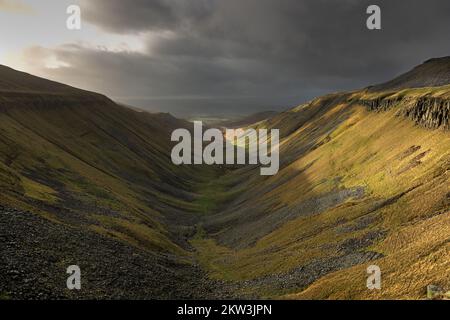 Stormy Sky over High Cup vue de High Cup Nick, North Pennines, Cumbria, Royaume-Uni Banque D'Images