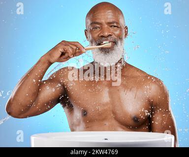 Dentaire, brossage des dents et homme noir avec brosse à dents pour les dents, nettoyage avec dentifrice pour une respiration fraîche et des gencives saines sur fond bleu Banque D'Images