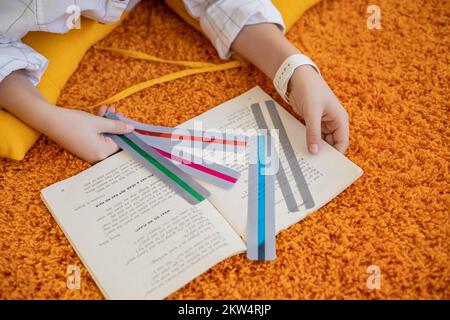 Khabarovsk, Russie, 28 octobre 2022. Choisissez des bandes colorées règles dyslexie désordre lecture livre Banque D'Images