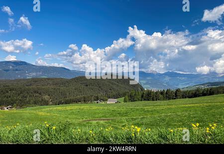 Nuages (cumulus) nuages de grappe sur les contreforts des Alpes Paysage des contreforts des Alpes, en premier plan large prairie verte, Bavière, Allemagne, Banque D'Images