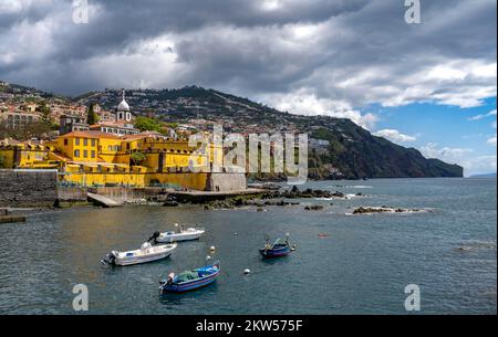 Vue sur la forteresse Fortaleza de Sao Tiago, petits bateaux sur la côte, Funchal, l'île de Madère, le Portugal, l'Europe Banque D'Images