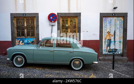 Voiture d'époque devant une façade de maison, portes peintes en couleurs, projet d'art Arte de portas abertas, Rua de Santa Maria, Vieille ville, Funchal Madère, Banque D'Images