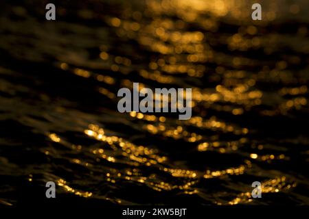lumière bokeh isolée sur fond noir. Effet de lumière bokeh sur l'eau. Banque D'Images