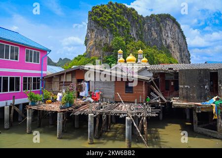 Maisons du village musulman de Pyyi (Koh Panyee) dans la baie de Phang Nga, Thaïlande, Asie Banque D'Images