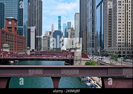 Vue sur la rivière Chicago et le centre-ville depuis le chemin de fer surélevé Loop dans le quartier du même nom, Chicago, Illinois, États-Unis d'Amérique Banque D'Images