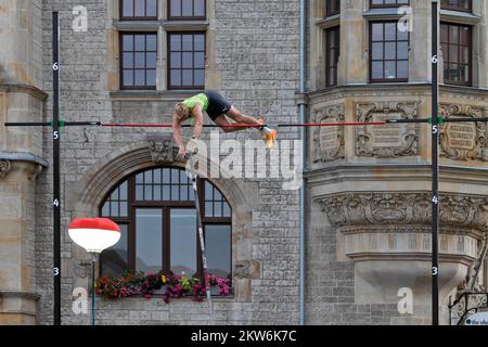 Rencontre internationale de la Banque de Pôle à Dessau-Roßlau le 13/09/2022, pole vaulter traversant le bar, Dessau-Roßlau, Saxe-Anhalt, Allemagne, Europe Banque D'Images